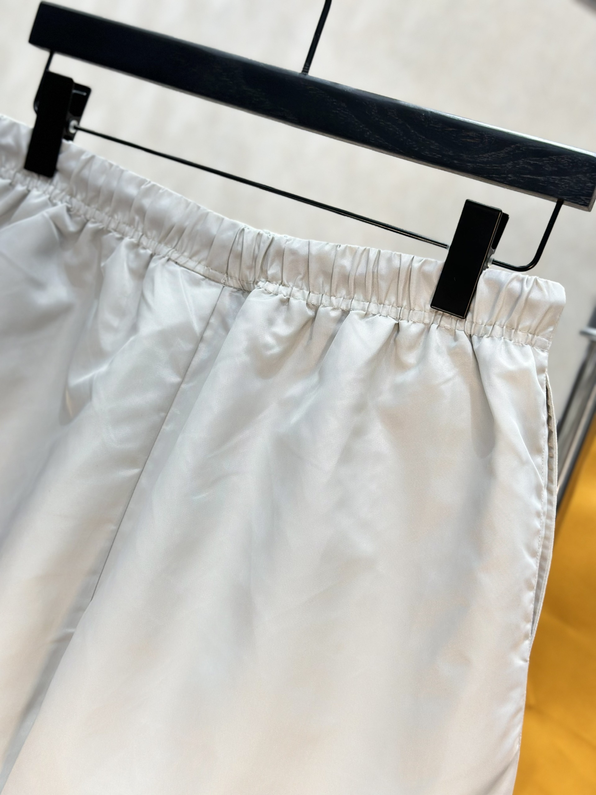 Quần short gió Essentials Xám logo chữ nhỏ nổi Like Auth 1-1 on web VTN